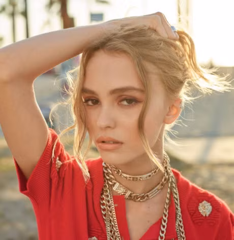 Con gai 17 tuoi cua Johnny Depp dien vay xe sau tren tham do - Anh 6