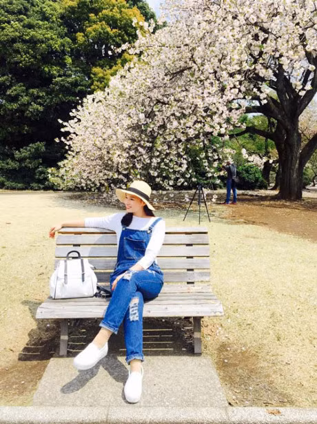 Nhung items giup nang luon tre vai tuoi khi dien ra pho - Anh 2