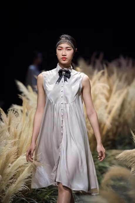 Vay ao lay cam hung tu kim loai cua hoa hau Ngoc Han - Anh 4