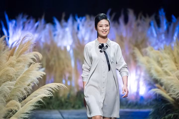 Váy áo lấy cảm hứng từ kim loại của hoa hậu Ngọc Hân