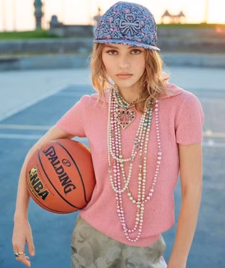 Con gai 17 tuoi cua Johnny Depp dien vay xe sau tren tham do - Anh 10