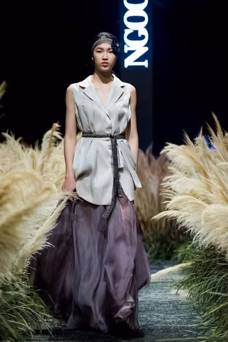 Vay ao lay cam hung tu kim loai cua hoa hau Ngoc Han - Anh 8