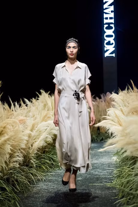 Vay ao lay cam hung tu kim loai cua hoa hau Ngoc Han - Anh 3