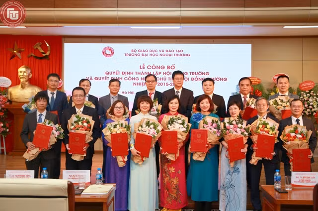 Thứ trưởng Lê Hải An và các thành viên HĐT Trường Đại học Ngoại thương