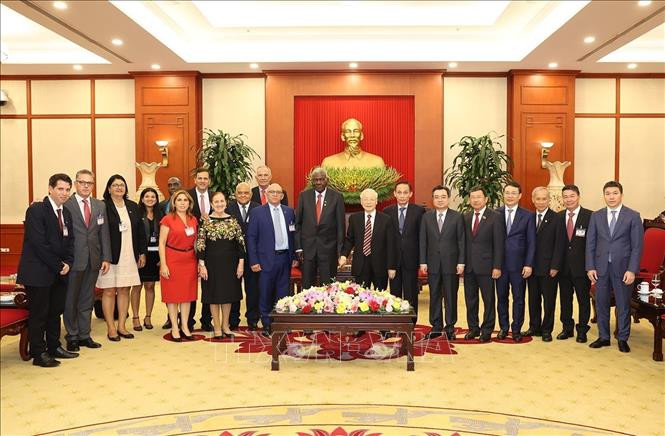 Tổng Bí thư Nguyễn Phú Trọng và Chủ tịch Quốc hội Cuba Esteban Lazo Hernandez cùng các đại biểu. Ảnh: Trí Dũng/TTXVN Tổng Bí thư Nguyễn Phú Trọng và Chủ tịch Quốc hội Cuba Esteban Lazo Hernandez cùng các đại biểu. Ảnh: Trí Dũng/TTXVN