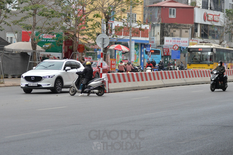 Nhưng từ ngày đặt đường dẫn xuống ở đây do ngại vòng xa nên đã bất chấp rẽ phải, quay đầu, đi ngược chiều.