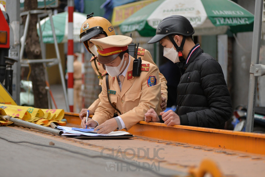 Theo Đại úy Phạm Hồng Bảo – CBCS Đội CSGT số 6 – Phòng CSGT – Công an TP Hà Nội, lối dẫn xuống này mới được thông xe nên nhiều người dân vẫn chưa biết ở đó đã có biển cấm rẽ phải, cấm quay đầu.