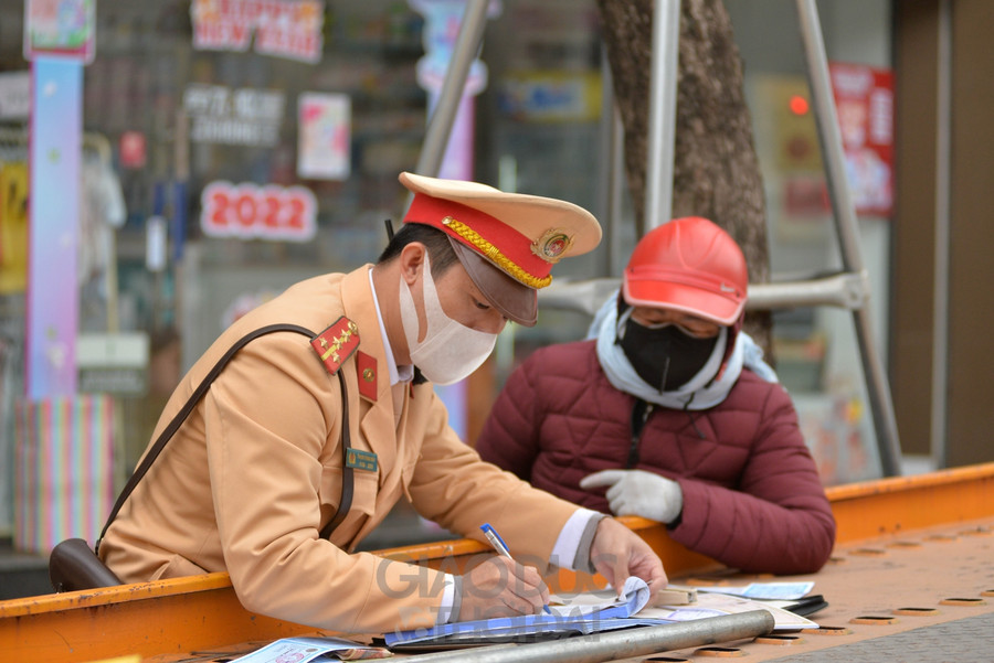 Tuy nhiên để đảm bảo an toàn, trước mắt lực lượng CSGT sẽ đứng ở điểm này để chỉ dẫn, hướng dẫn người dân đi đúng theo biển báo, còn đối với trường hợp cố tình vi phạm sẽ kiên quyết xử lý.