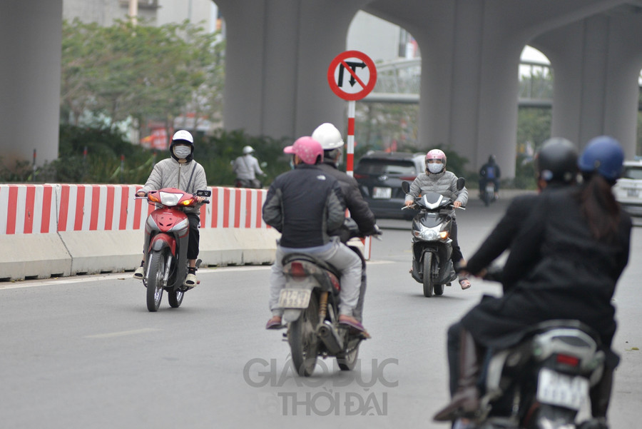 Cho dù có biển báo cấm rẽ và quay đầu, nhưng nhiều phương tiện vẫn &quot; bỏ ngơ&quot;.