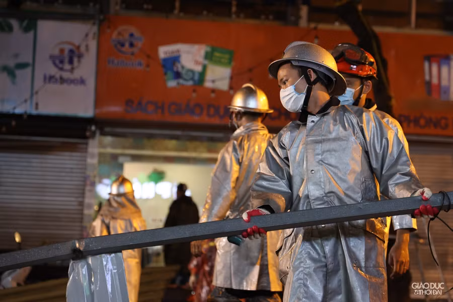 Theo Trung tâm Dự báo Khí tượng Thủy văn Quốc gia, qua theo dõi trên ảnh mây vệ tinh, định vị sét và ảnh radar thời tiết cho thấy ở phía Tây Nam TP. Hà Nội chiều nay tồn tại những vùng mây đối lưu phát triển và có hướng di chuyển về phía khu vực này.