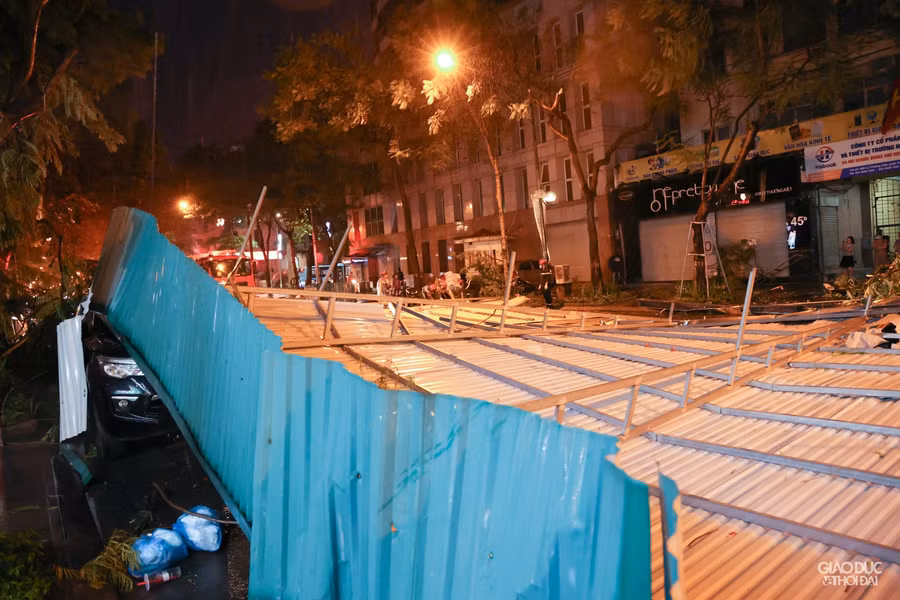 Tấm mái nhà bằng tôn lớn rơi xuống đường Lý Thường Kiệt.