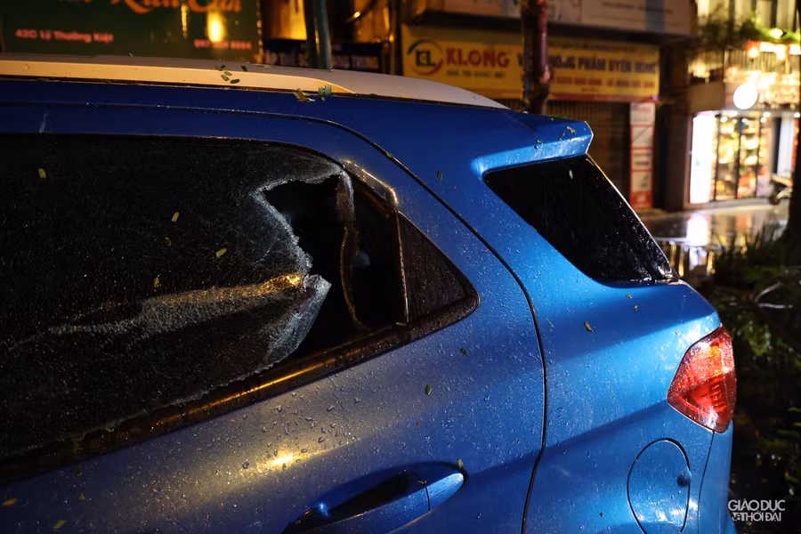 Tại hiện trường nhiều xe ô tô đỗ bên dưới bị hư hại.