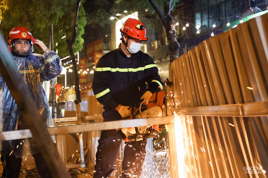 Lực lượng chức năng phải dùng nhiều vật dụng để phá bỏ khung phần mái tôn.