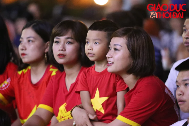 Chung kết King’s Cup 2019: CĐV "cháy" hết mình cổ vũ đội tuyển Việt Nam 