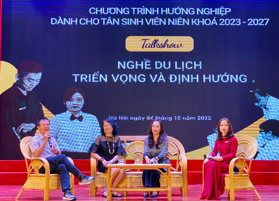 Từ phải qua trái là các ông, bà: Đặng Xuân Sơn, Phạm Lê Thảo, Nguyễn Thị Thuý Minh chia sẻ với tân sinh viên Khoa Du lịch (niên khóa 2023 – 2027), Trường ĐH Mở Hà Nội về một số yêu cầu đối với nhân sự ngành du lịch, khách sạn.