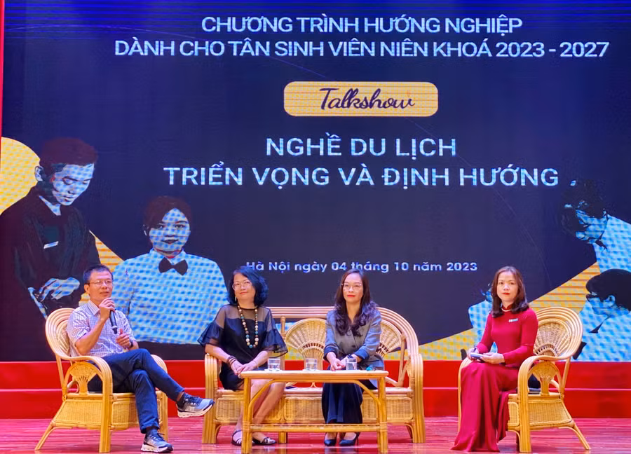 Từ phải qua trái là các ông, bà: Đặng Xuân Sơn, Phạm Lê Thảo, Nguyễn Thị Thuý Minh chia sẻ với tân sinh viên Khoa Du lịch (niên khóa 2023 – 2027), Trường ĐH Mở Hà Nội về một số yêu cầu đối với nhân sự ngành du lịch, khách sạn.