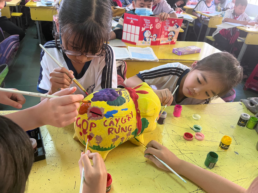 Thiếu niên tham gia hưởng ứng Chương trình trồng cây ‘Vì một Việt Nam xanh' (ảnh: TT). Thiếu niên tham gia hưởng ứng Chương trình trồng cây ‘Vì một Việt Nam xanh' (ảnh: TT).