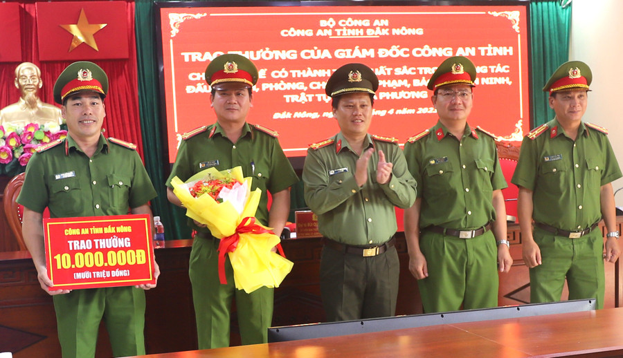 Thừa ủy quyền của Bộ Công an, Đại tá Bùi Quang Thanh trao thưởng cho các đơn vị (ảnh: MQ). Thừa ủy quyền của Bộ Công an, Đại tá Bùi Quang Thanh trao thưởng cho các đơn vị (ảnh: MQ).