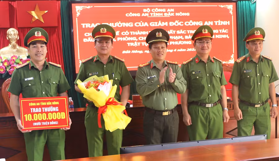 Thừa ủy quyền của Bộ Công an, Đại tá Bùi Quang Thanh trao thưởng cho các đơn vị (ảnh: MQ).