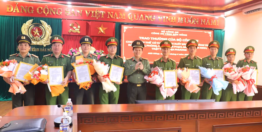 Trao thưởng cho tập thể Phòng CSĐT tội phạm về ma túy (ảnh: MQ).