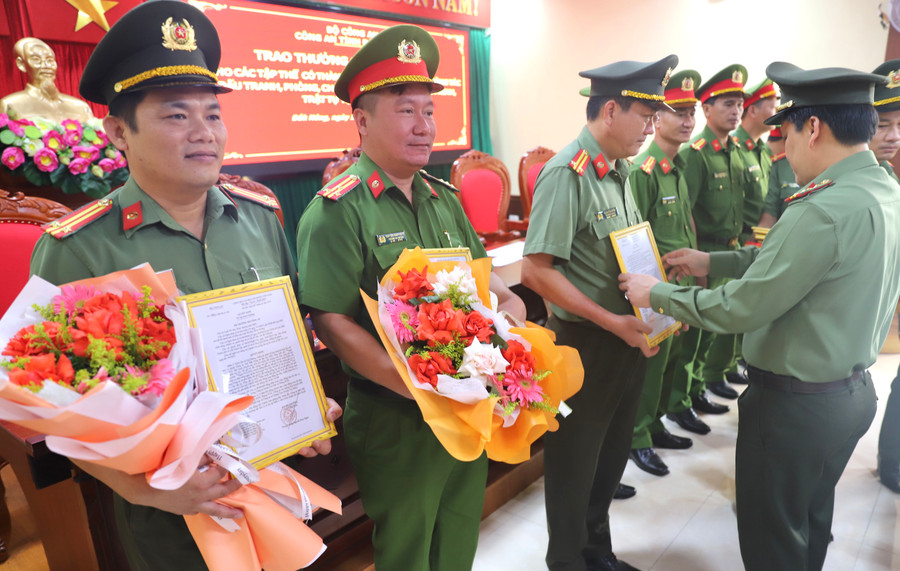 Thừa ủy quyền của Bộ Công an, Đại tá Bùi Quang Thanh trao thưởng cho các đơn vị của Công an Đắk Nông (ảnh: MQ). Thừa ủy quyền của Bộ Công an, Đại tá Bùi Quang Thanh trao thưởng cho các đơn vị của Công an Đắk Nông (ảnh: MQ).
