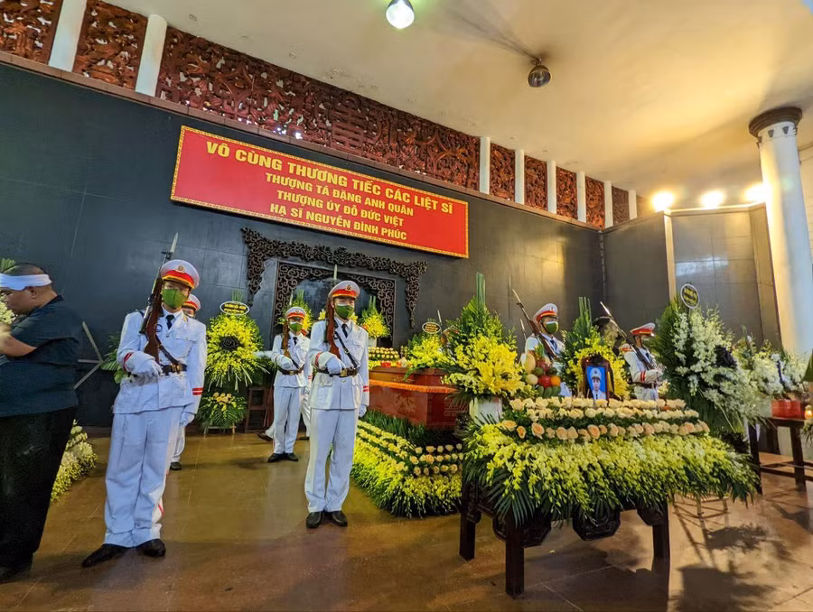 Giữa Lễ đài trang trọng là tấm biển mang dòng chữ: "Vô cùng thương tiếc các liệt sĩ: Thượng tá Đặng Anh Quân, Thượng uý Đỗ Đức Việt, Hạ sĩ Nguyễn Đình Phúc".