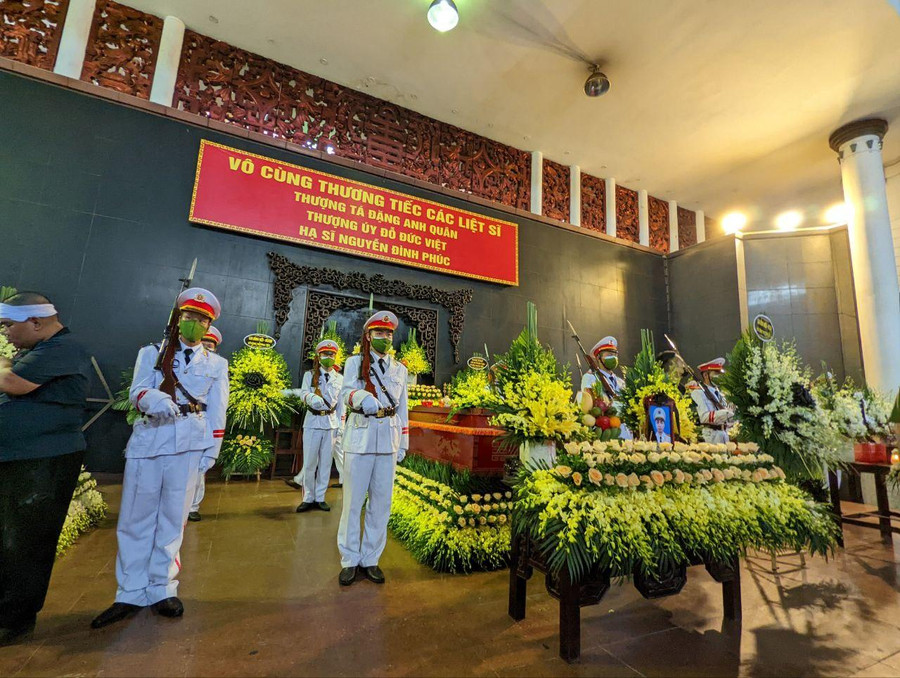 Giữa Lễ đài trang trọng là tấm biển mang dòng chữ: "Vô cùng thương tiếc các liệt sĩ: Thượng tá Đặng Anh Quân, Thượng uý Đỗ Đức Việt, Hạ sĩ Nguyễn Đình Phúc". Giữa Lễ đài trang trọng là tấm biển mang dòng chữ: "Vô cùng thương tiếc các liệt sĩ: Thượng tá Đặng Anh Quân, Thượng uý Đỗ Đức Việt, Hạ sĩ Nguyễn Đình Phúc".