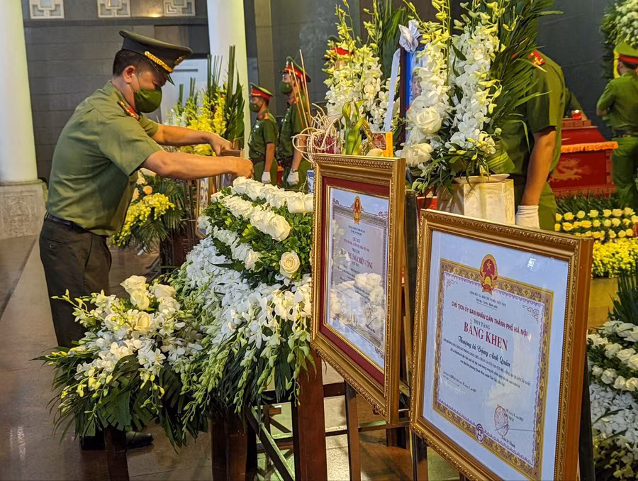 Trong tang lễ, Đại tá Phạm Thanh Hùng, Phó Giám đốc Công an TP Hà Nội đã công bố Quyết định truy tặng Huân chương Chiến công hạng Nhất của Chủ tịch nước; Quyết định cấp Bằng "Tổ quốc ghi công" của Thủ tướng Chính phủ; Quyết định truy tặng Bằng khen của Ủy ban Quốc gia ứng phó sự cố thiên tai và tìm kiếm cứu nạn cho Thượng tá Đặng Anh Quân, Thượng úy Đỗ Đức Việt, Hạ sỹ Nguyễn Đình Phúc; và Quyết định truy tặng Huy hiệu "Tuổi trẻ dũng cảm" của Trung ương Đoàn TNCS Hồ Chí Minh cho Thượng úy Đỗ Đức Việt, Hạ sĩ Nguyễn Đình Phúc.