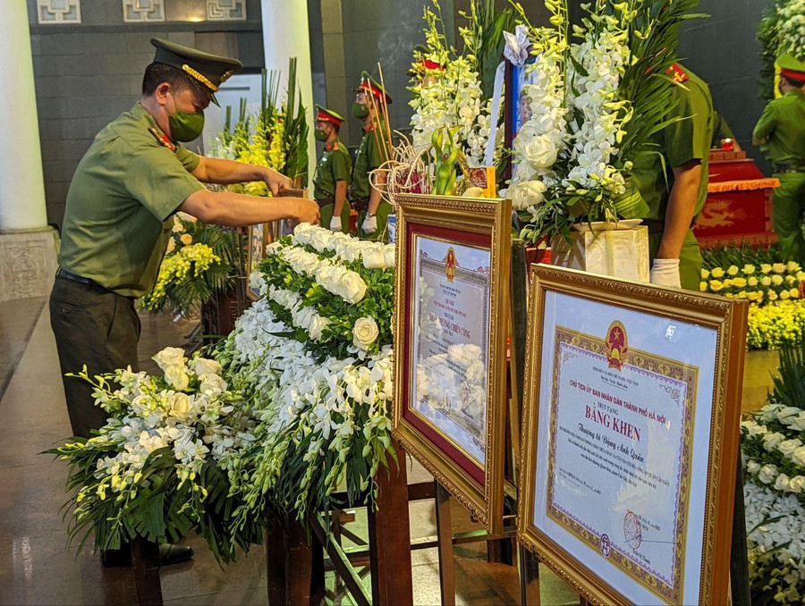 Trong tang lễ, Đại tá Phạm Thanh Hùng, Phó Giám đốc Công an TP Hà Nội đã công bố Quyết định truy tặng Huân chương Chiến công hạng Nhất của Chủ tịch nước; Quyết định cấp Bằng "Tổ quốc ghi công" của Thủ tướng Chính phủ; Quyết định truy tặng Bằng khen của Ủy ban Quốc gia ứng phó sự cố thiên tai và tìm kiếm cứu nạn cho Thượng tá Đặng Anh Quân, Thượng úy Đỗ Đức Việt, Hạ sỹ Nguyễn Đình Phúc; và Quyết định truy tặng Huy hiệu "Tuổi trẻ dũng cảm" của Trung ương Đoàn TNCS Hồ Chí Minh cho Thượng úy Đỗ Đức Việt, Hạ sĩ Nguyễn Đình Phúc. Trong tang lễ, Đại tá Phạm Thanh Hùng, Phó Giám đốc Công an TP Hà Nội đã công bố Quyết định truy tặng Huân chương Chiến công hạng Nhất của Chủ tịch nước; Quyết định cấp Bằng "Tổ quốc ghi công" của Thủ tướng Chính phủ; Quyết định truy tặng Bằng khen của Ủy ban Quốc gia ứng phó sự cố thiên tai và tìm kiếm cứu nạn cho Thượng tá Đặng Anh Quân, Thượng úy Đỗ Đức Việt, Hạ sỹ Nguyễn Đình Phúc; và Quyết định truy tặng Huy hiệu "Tuổi trẻ dũng cảm" của Trung ương Đoàn TNCS Hồ Chí Minh cho Thượng úy Đỗ Đức Việt, Hạ sĩ Nguyễn Đình Phúc.