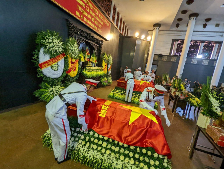 Nghi lễ phủ cờ lên áo quan các liệt sĩ được đội danh dự tiến hành trang nghiêm với sự có mặt của lãnh đạo Công an Hà Nội, các đơn vị, gia đình, người thân, đồng đội các liệt sĩ: thượng tá Đặng Anh Quân, thượng úy Đỗ Đức Việt và hạ sĩ Nguyễn Đình Phúc. Nghi lễ phủ cờ lên áo quan các liệt sĩ được đội danh dự tiến hành trang nghiêm với sự có mặt của lãnh đạo Công an Hà Nội, các đơn vị, gia đình, người thân, đồng đội các liệt sĩ: thượng tá Đặng Anh Quân, thượng úy Đỗ Đức Việt và hạ sĩ Nguyễn Đình Phúc.