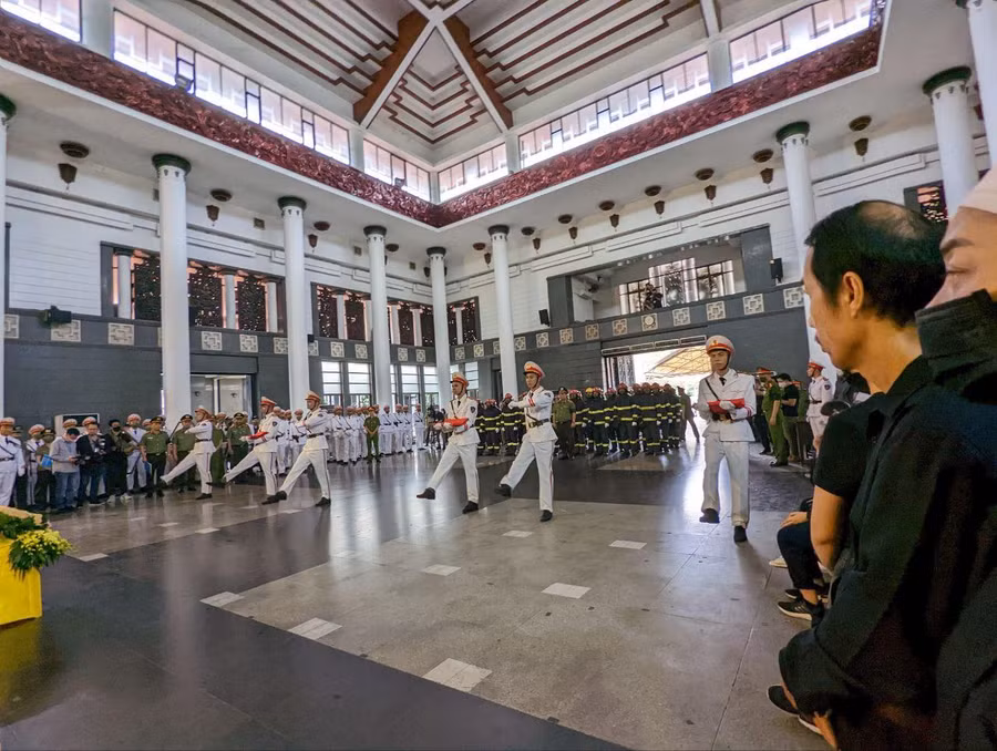 12h30: Các công tác chuẩn bị cho lễ viếng, truy điệu 3 liệt sĩ đã được hoàn tất. Thi hài cùng di ảnh các cán bộ chiến sĩ được đặt trang trọng trong nhà tang lễ.