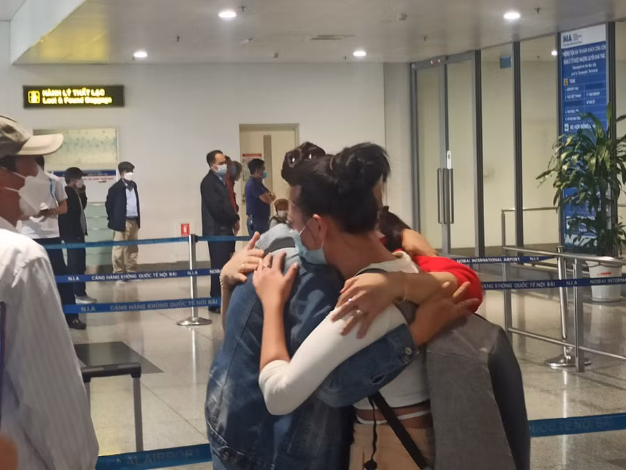 Những cảm xúc vỡ òa khi gặp người thân.