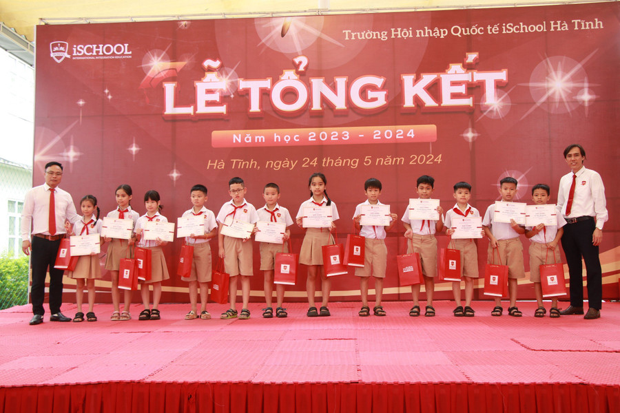 Ngoài ra, toàn trường có 219 em đạt danh hiệu Học sinh xuất sắc, 148 em có thành tích vượt trội các môn học trong năm học, 94 em học sinh giỏi. Ngoài ra, toàn trường có 219 em đạt danh hiệu Học sinh xuất sắc, 148 em có thành tích vượt trội các môn học trong năm học, 94 em học sinh giỏi.
