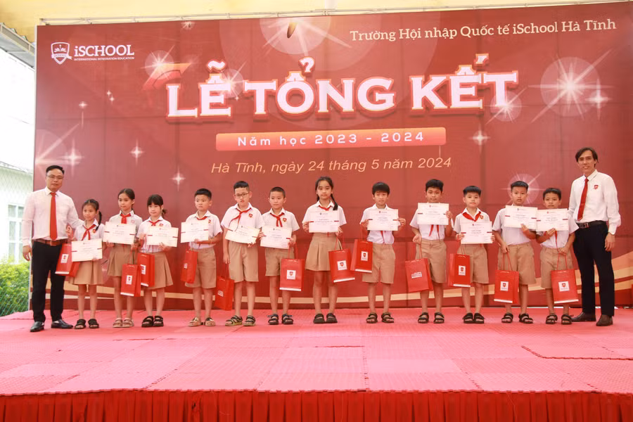 Ngoài ra, toàn trường có 219 em đạt danh hiệu Học sinh xuất sắc, 148 em có thành tích vượt trội các môn học trong năm học, 94 em học sinh giỏi.