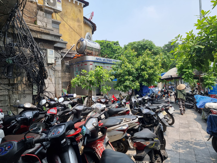Thế nhưng, không hiểu vì lý do nào đó, công trình sau khi được cải tạo đã trở thành quán cafe gây mất an toàn giao thông như hiện nay. Thế nhưng, không hiểu vì lý do nào đó, công trình sau khi được cải tạo đã trở thành quán cafe gây mất an toàn giao thông như hiện nay.