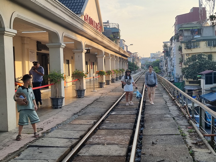 Điều này cũng trái ngược lại với những văn bản của Tổng Công ty đường sắt Việt Nam gửi các cơ quan chức năng yêu cầu xóa bỏ cafe đường tàu tại Trần Phú, Điện Biên Phủ… vì gây ảnh hưởng đến trật tự an toàn giao thông đường sắt. Điều này cũng trái ngược lại với những văn bản của Tổng Công ty đường sắt Việt Nam gửi các cơ quan chức năng yêu cầu xóa bỏ cafe đường tàu tại Trần Phú, Điện Biên Phủ… vì gây ảnh hưởng đến trật tự an toàn giao thông đường sắt.