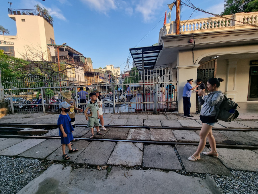 Nhiều người đứng tại khu vực đường tàu để chụp ảnh. Nhiều người đứng tại khu vực đường tàu để chụp ảnh.