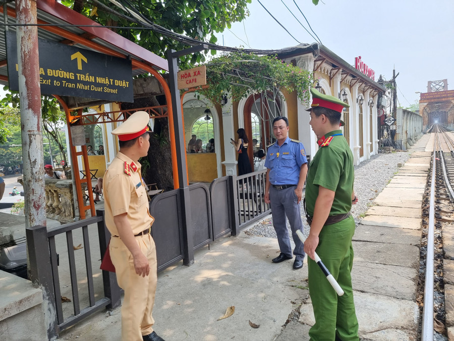 Lực lượng chức năng tới kiểm tra tại quán cafe Hỏa Xa. Lực lượng chức năng tới kiểm tra tại quán cafe Hỏa Xa.
