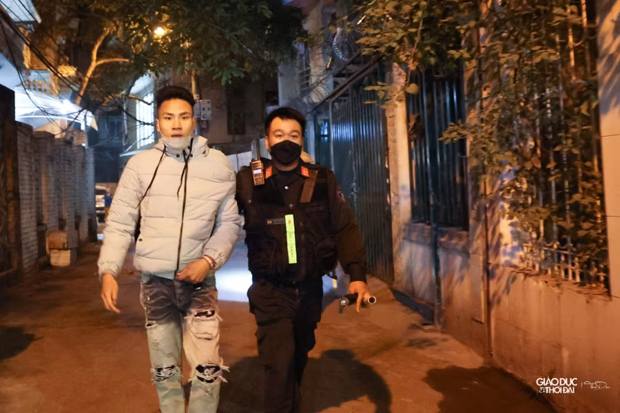 Tổ công tác bắt giữ 1 trường hợp quay đầu xe, lao vào nhà dân lẩn trốn.