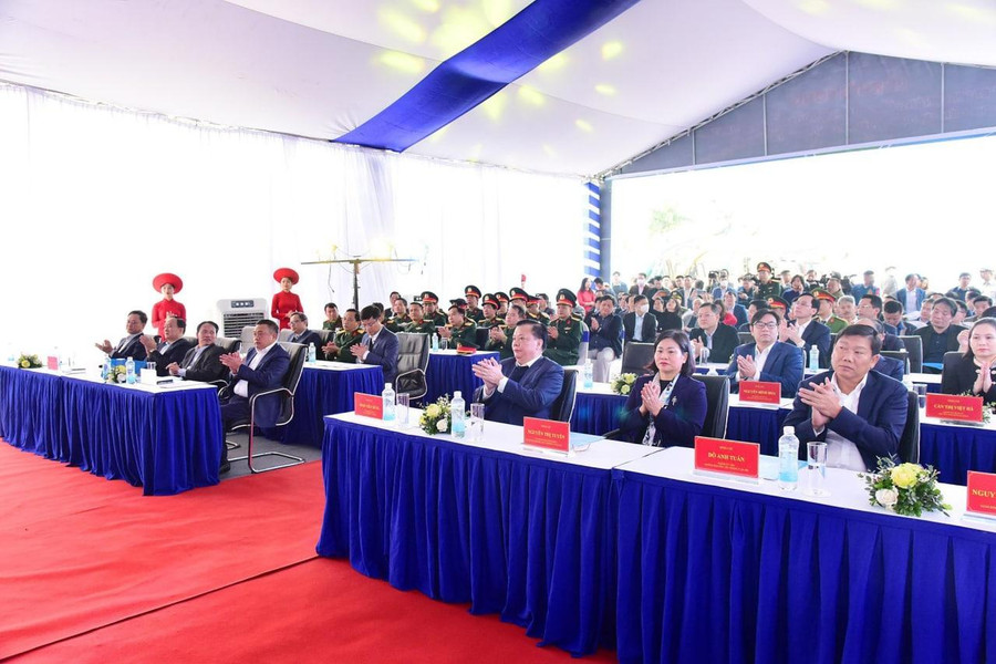 Đại biểu dự lễ khởi công Dự án cải tạo, nâng cấp Quốc lộ 6 đoạn Ba La - Xuân Mai. Đại biểu dự lễ khởi công Dự án cải tạo, nâng cấp Quốc lộ 6 đoạn Ba La - Xuân Mai.