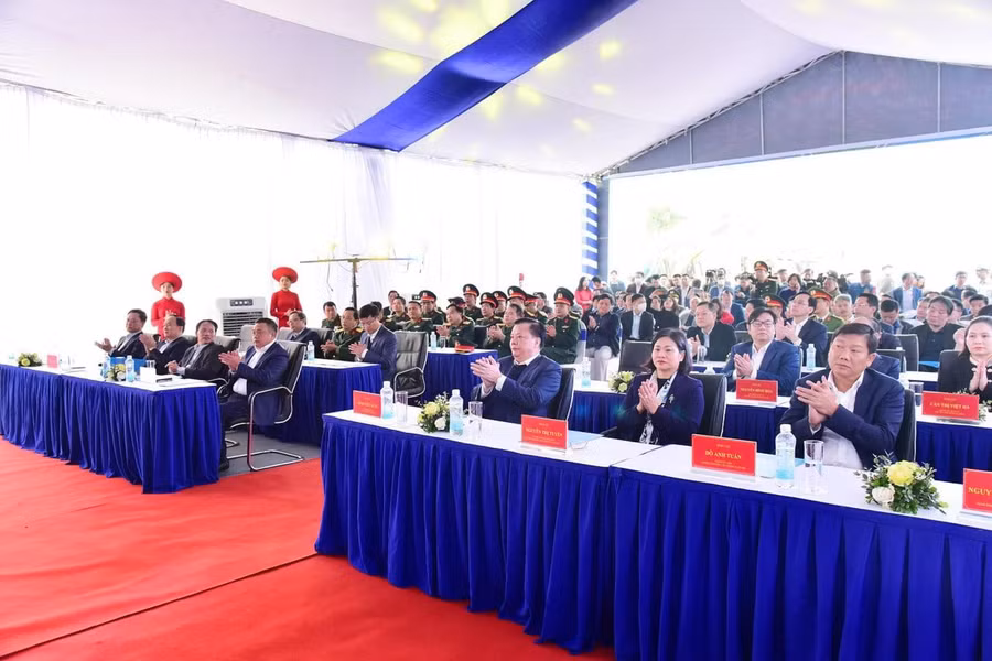 Đại biểu dự lễ khởi công Dự án cải tạo, nâng cấp Quốc lộ 6 đoạn Ba La - Xuân Mai.