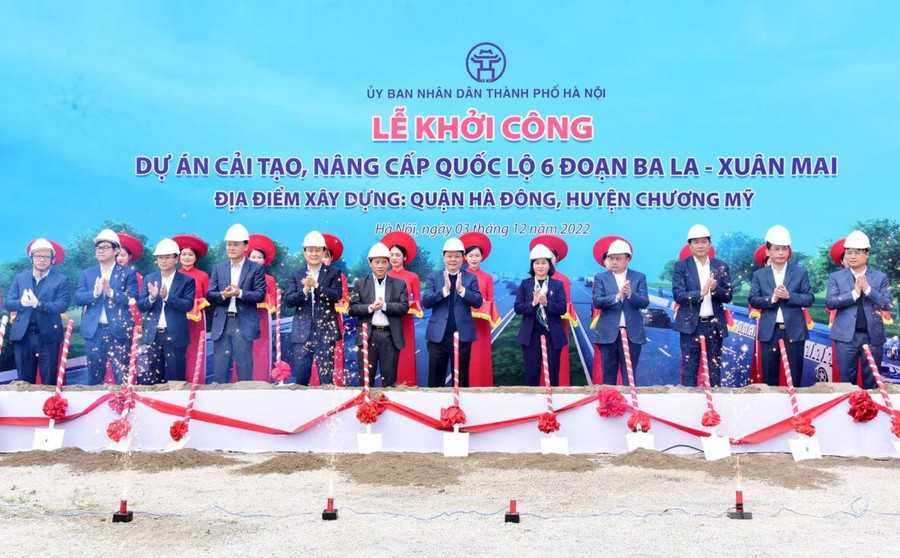 Đại biểu khởi công dự án cải tạo, nâng cấp Quốc lộ 6. Đại biểu khởi công dự án cải tạo, nâng cấp Quốc lộ 6.