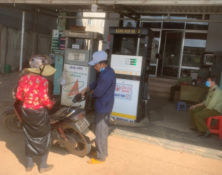 Lực lượng chức năng tỉnh Lâm Đồng kiểm tra hoạt động kinh doanh xăng dầu.