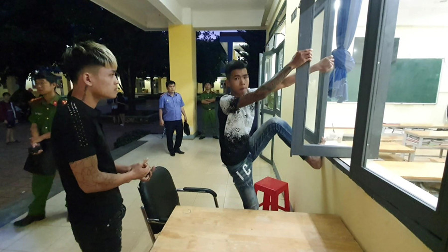 Lực lượng chức năng giám sát việc thực nghiệm hiện trường đột nhập để trộm cắp tài sản của 2 đối tượng (ảnh: SĐ).