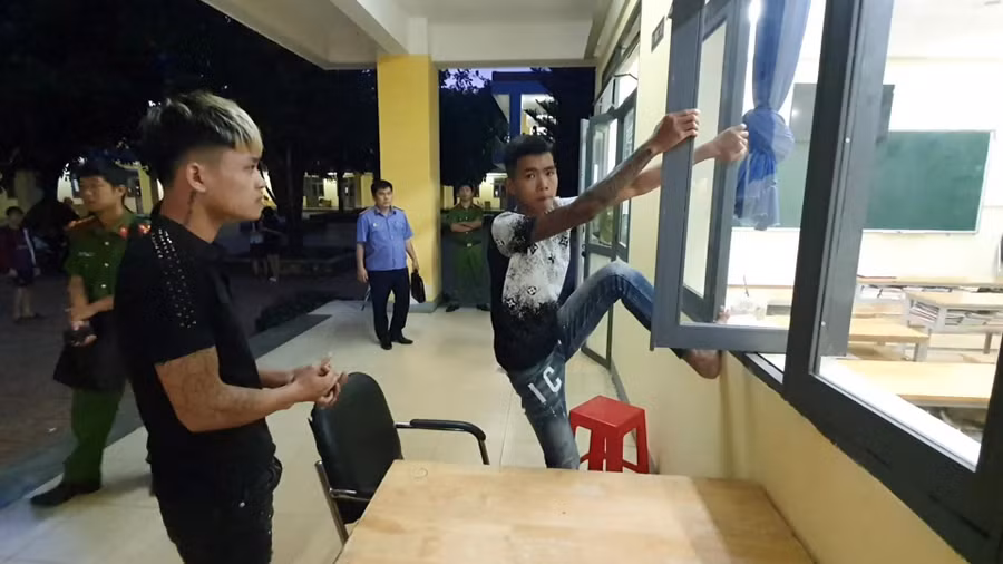 Lực lượng chức năng giám sát việc thực nghiệm hiện trường đột nhập để trộm cắp tài sản của 2 đối tượng (ảnh: SĐ).