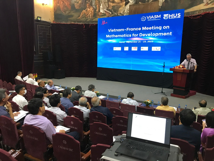 Đại biểu phát biểu tham luận tại phiên khai mạc.