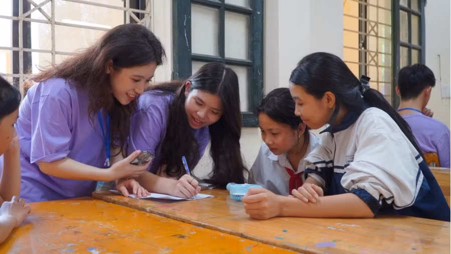 Các em học sinh trường THCS Khánh Thượng nhiệt tình tham gia hoạt động giảng dạy của lớp kỹ năng sống do dự án Libreria tổ chức.