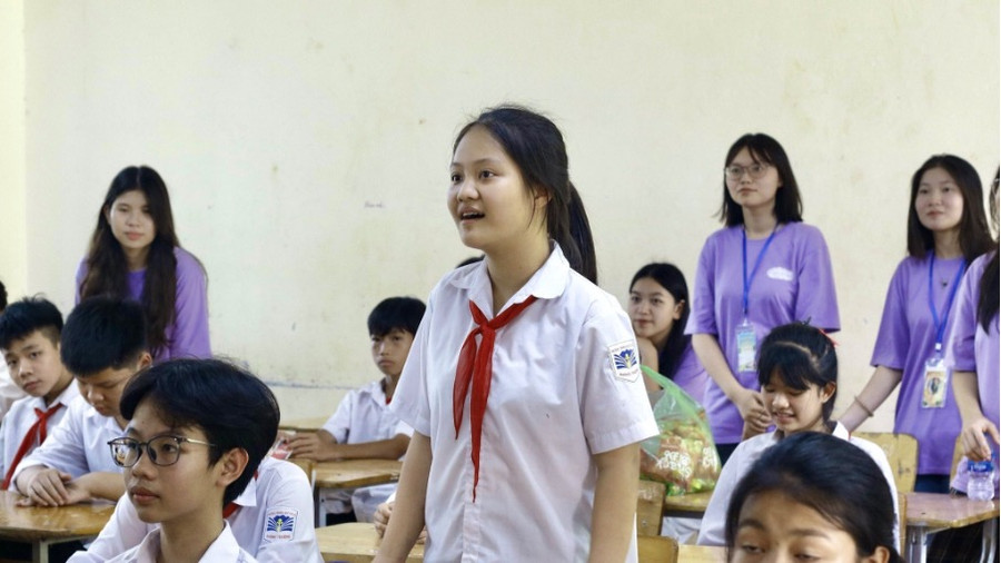 Em Hoàng Thuỳ Linh - học sinh 7A trường THCS Khánh Thượng đã bày tỏ những cảm nhận của mình sau khi tham gia trực tiếp sự kiện “Tựa gió họa mây”. Em Hoàng Thuỳ Linh - học sinh 7A trường THCS Khánh Thượng đã bày tỏ những cảm nhận của mình sau khi tham gia trực tiếp sự kiện “Tựa gió họa mây”.
