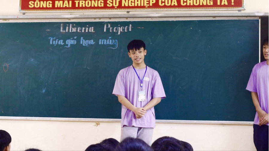 Bạn Trần Khánh An ( Trường THPT Chuyên Khoa học Xã hội và Nhân văn), Trưởng ban Truyền thông sự kiện “Tựa gió họa mây” chia sẻ về dự án. Bạn Trần Khánh An ( Trường THPT Chuyên Khoa học Xã hội và Nhân văn), Trưởng ban Truyền thông sự kiện “Tựa gió họa mây” chia sẻ về dự án.