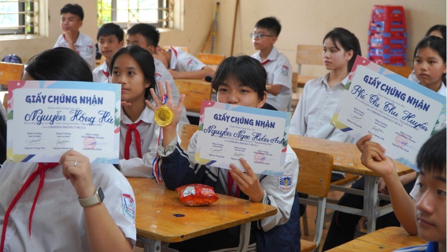 Các em học sinh tham gia sự kiện chính “Tựa gió họa mây” được truyền tải thông điệp về sự tự tin, sự bản lĩnh, sẵn sàng khám phá những tiềm năng còn ẩn khuất và mang đến một nền giáo dục công bằng. Các em học sinh tham gia sự kiện chính “Tựa gió họa mây” được truyền tải thông điệp về sự tự tin, sự bản lĩnh, sẵn sàng khám phá những tiềm năng còn ẩn khuất và mang đến một nền giáo dục công bằng.